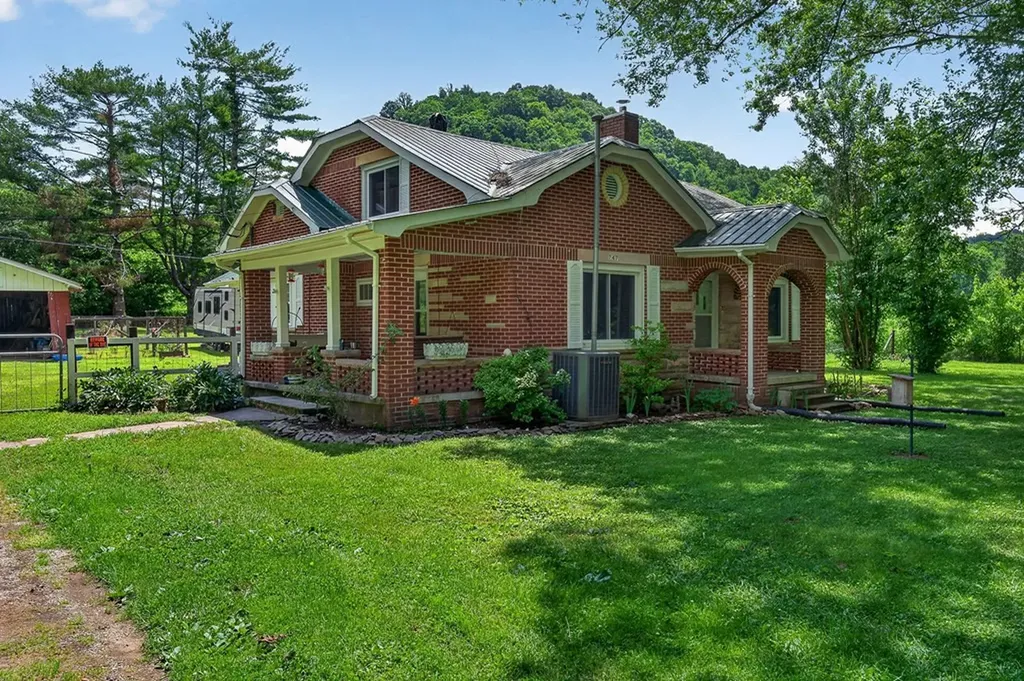 747 Hunting Creek Road Whitleyville TN 38588