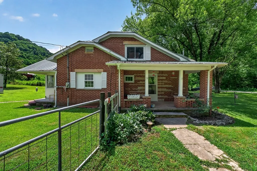 747 Hunting Creek Road Whitleyville TN 38588