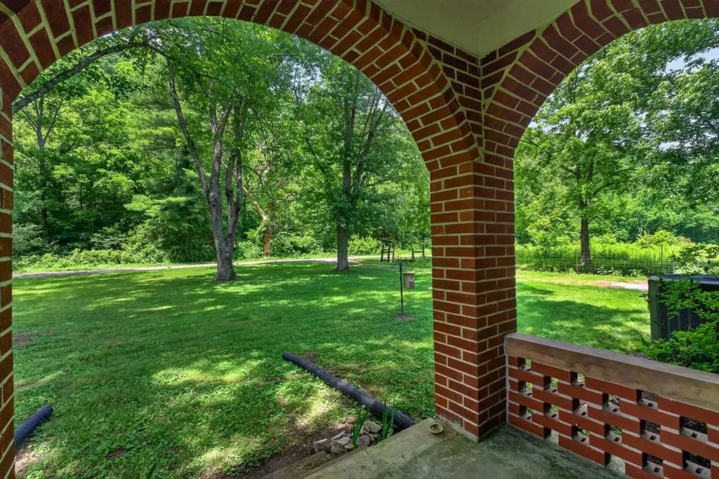 747 Hunting Creek Road Whitleyville TN 38588