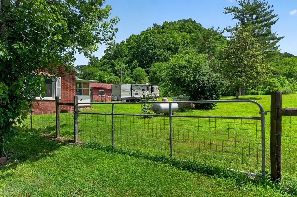 747 Hunting Creek Road Whitleyville TN 38588