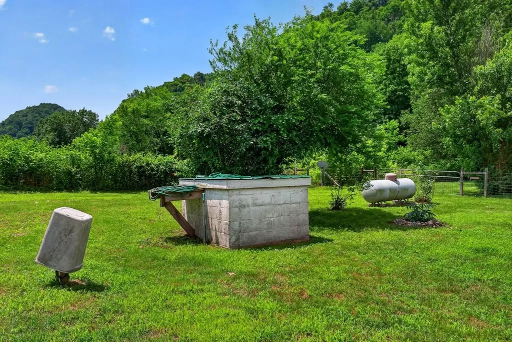 747 Hunting Creek Road Whitleyville TN 38588
