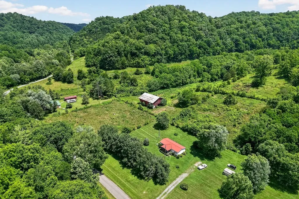747 Hunting Creek Road Whitleyville TN 38588