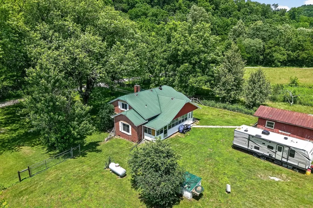747 Hunting Creek Road Whitleyville TN 38588