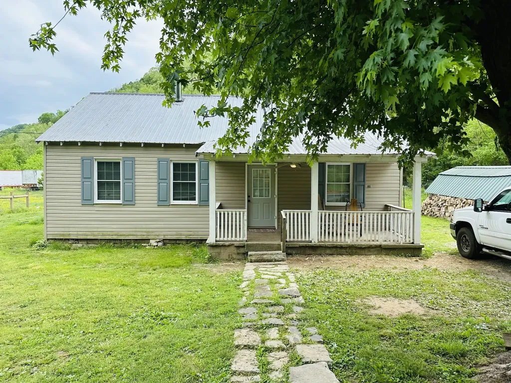 1611 Knob Creek Road Celina TN 38551