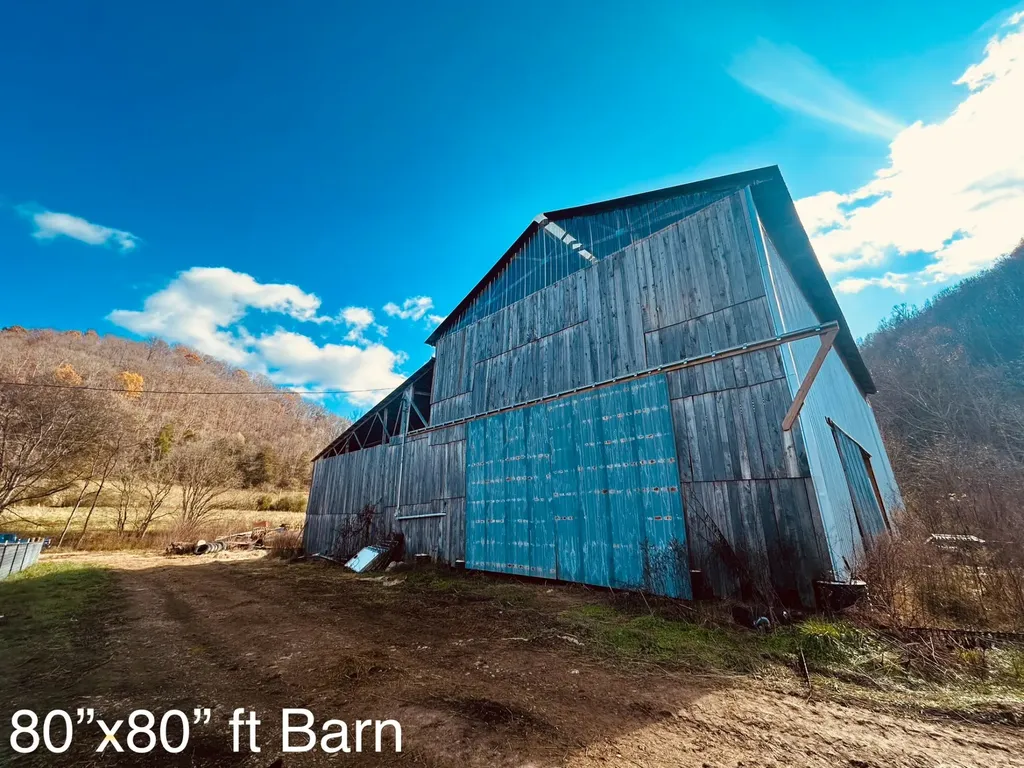 1611 Knob Creek Road Celina TN 38551