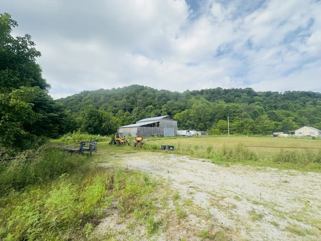 1611 Knob Creek Road Celina TN 38551