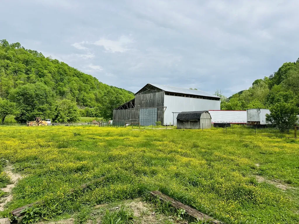 1611 Knob Creek Road Celina TN 38551