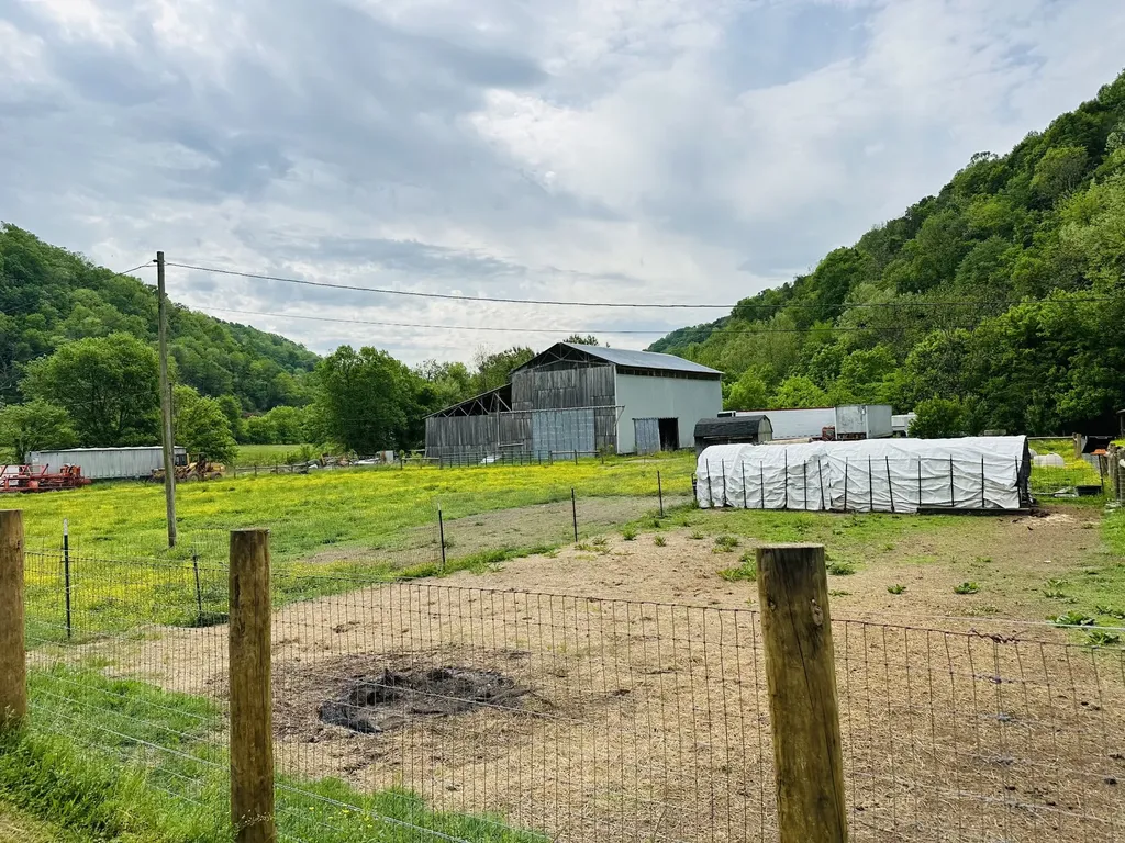 1611 Knob Creek Road Celina TN 38551