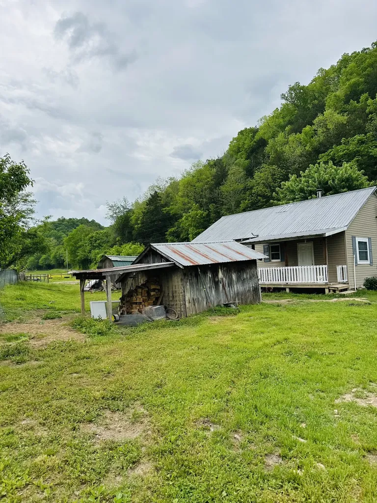 1611 Knob Creek Road Celina TN 38551