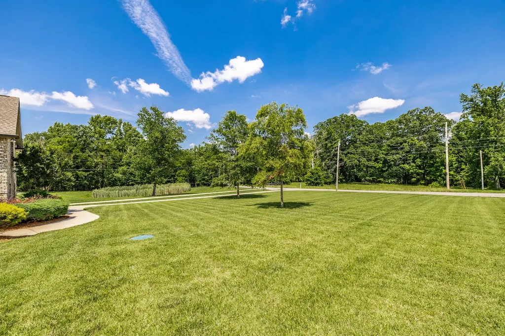 1954 Lake Road Greenbrier TN 37073