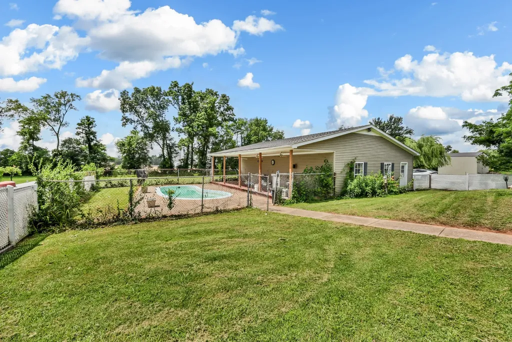 407 E Nashville Street Pembroke KY 42266