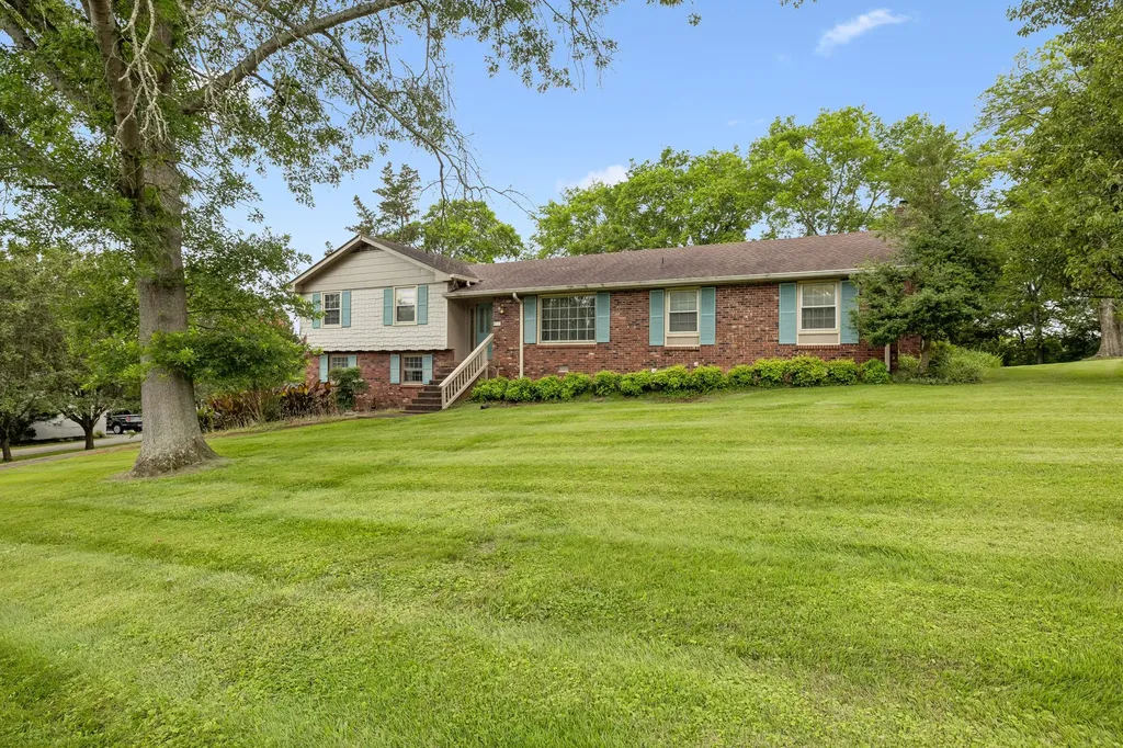 902 W Cynthia Trail Goodlettsville TN 37072