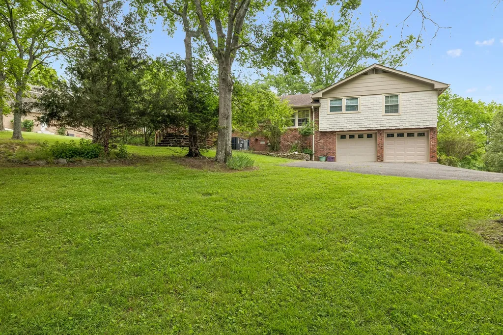 902 W Cynthia Trail Goodlettsville TN 37072
