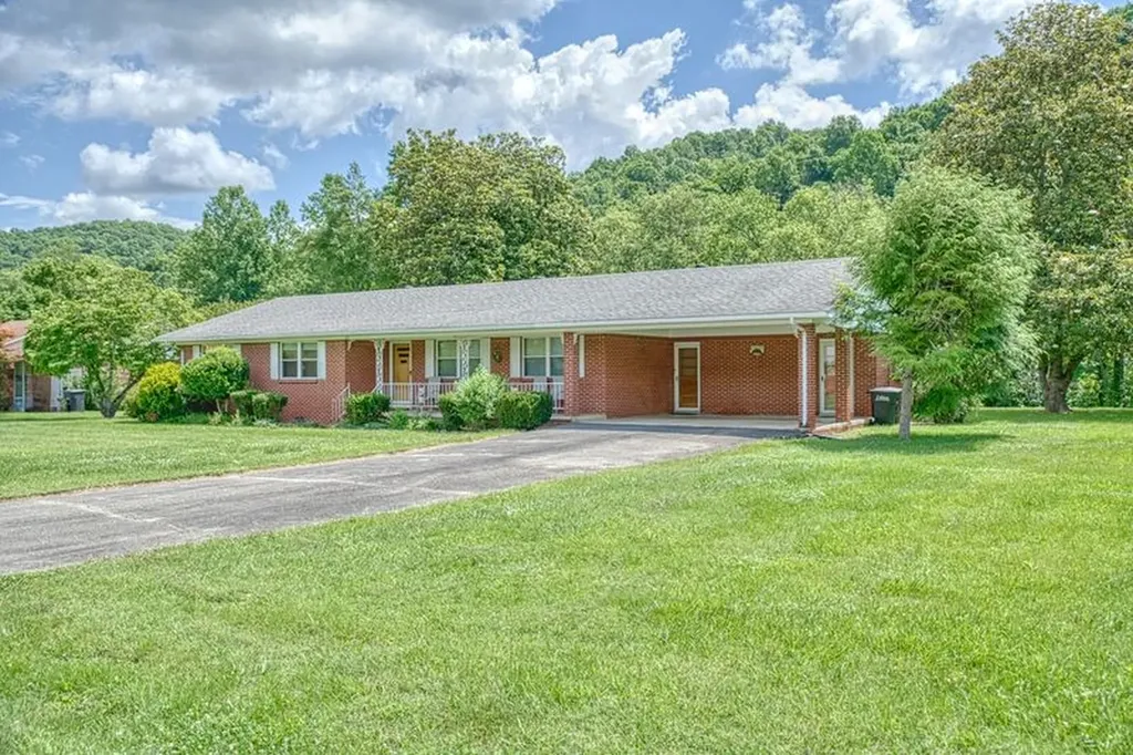 1221 Obey Drive Celina TN 38551