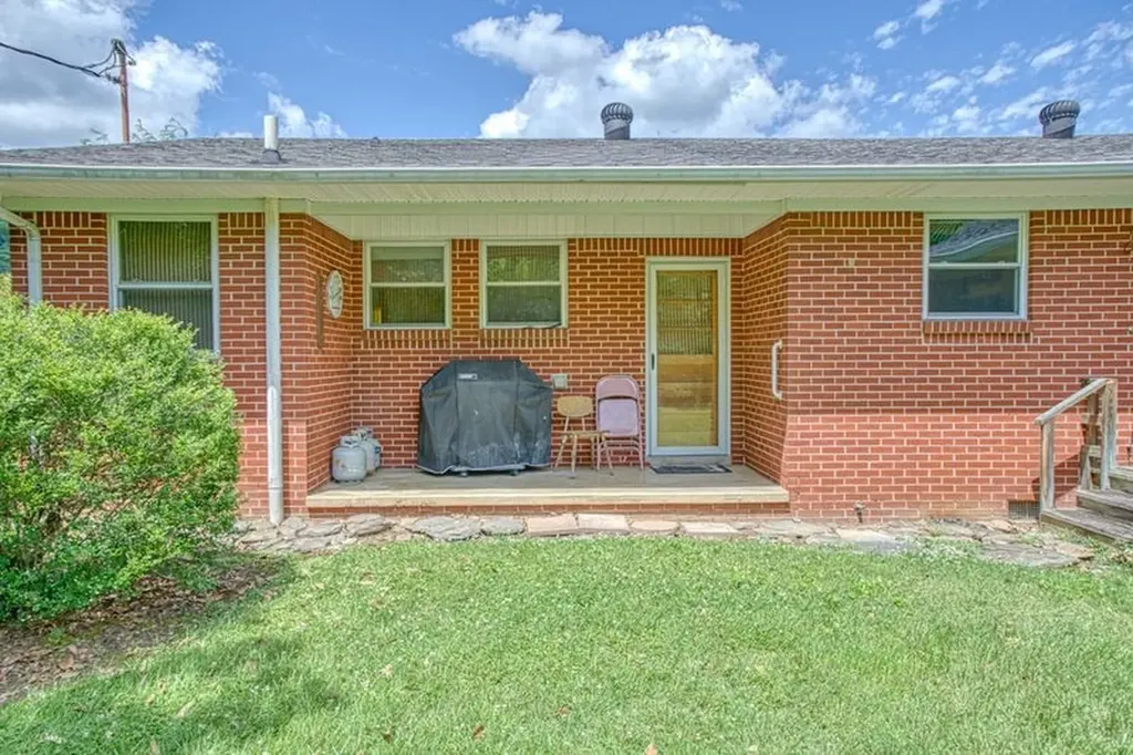 1221 Obey Drive Celina TN 38551