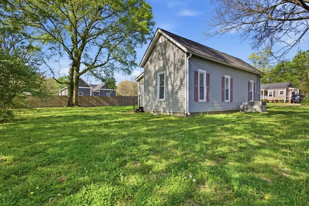 102 South Locust Street Mount Pleasant TN 38474