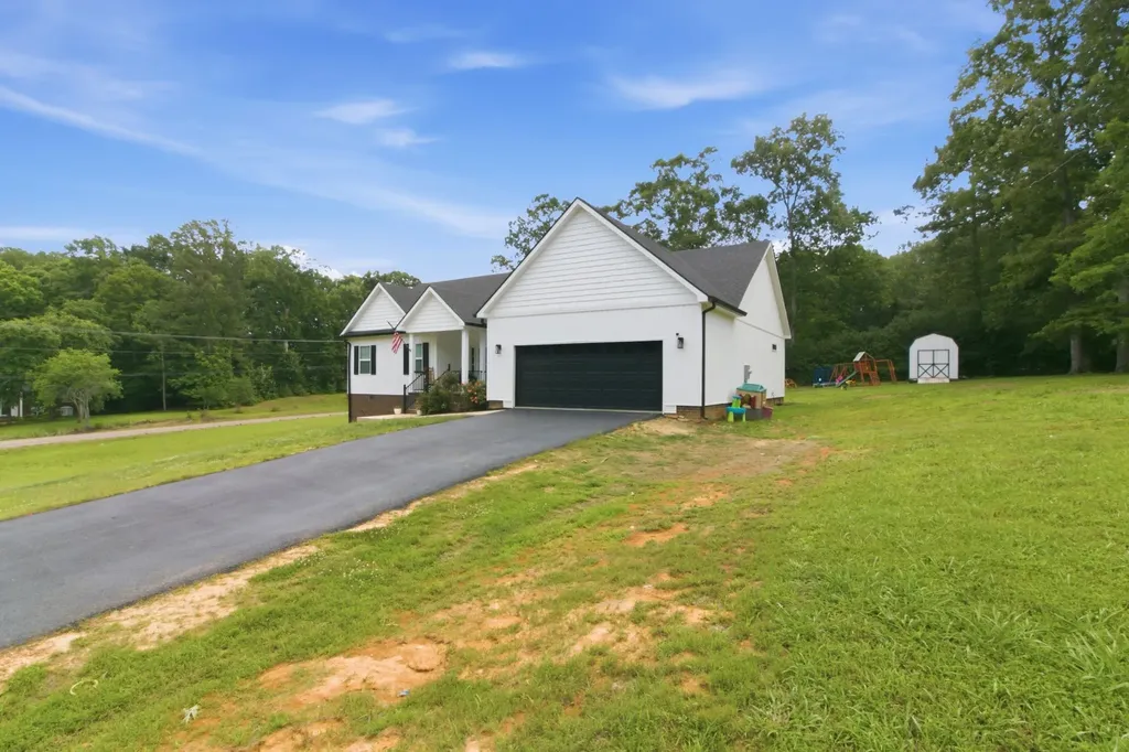 33 King Arthur Drive Paris TN 38242