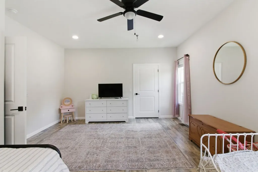 33 King Arthur Drive Paris TN 38242