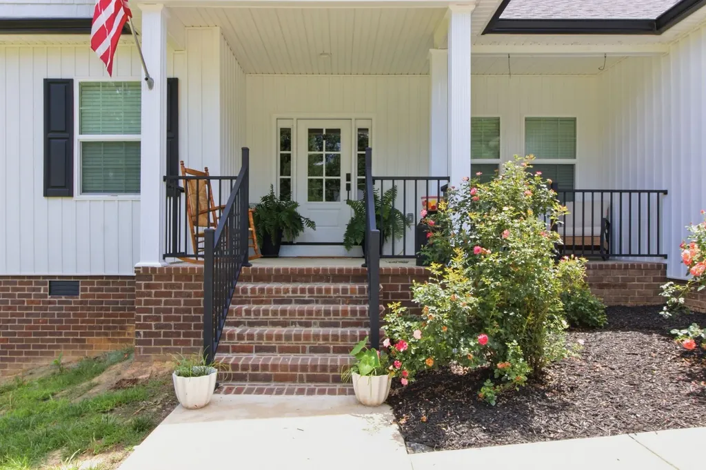 33 King Arthur Drive Paris TN 38242