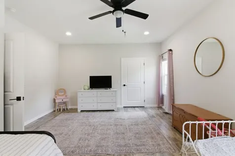33 King Arthur Drive Paris TN 38242
