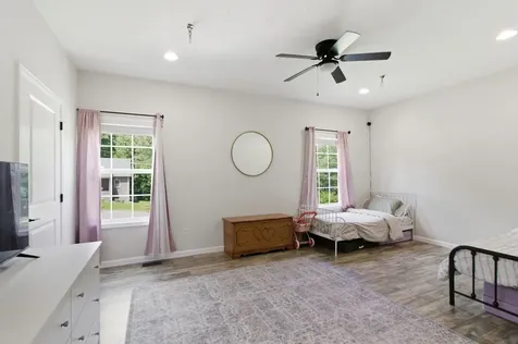 33 King Arthur Drive Paris TN 38242
