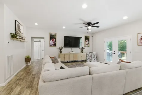 33 King Arthur Drive Paris TN 38242