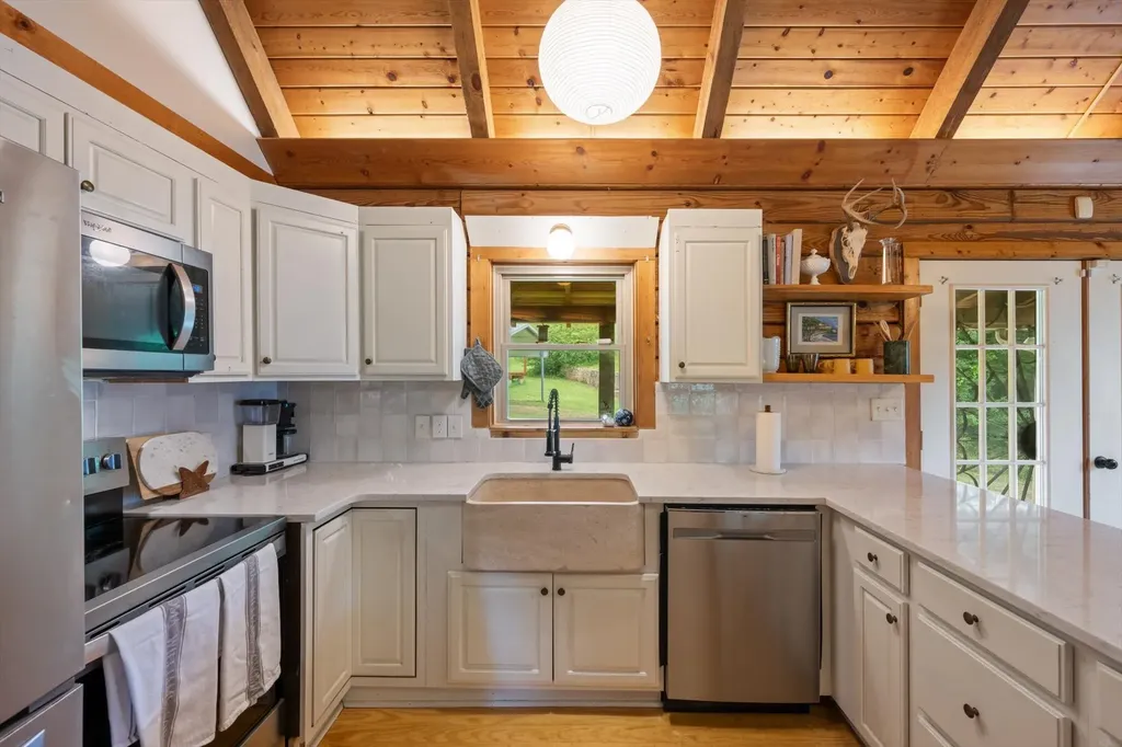8004 Charlotte Pike Nashville TN 37221