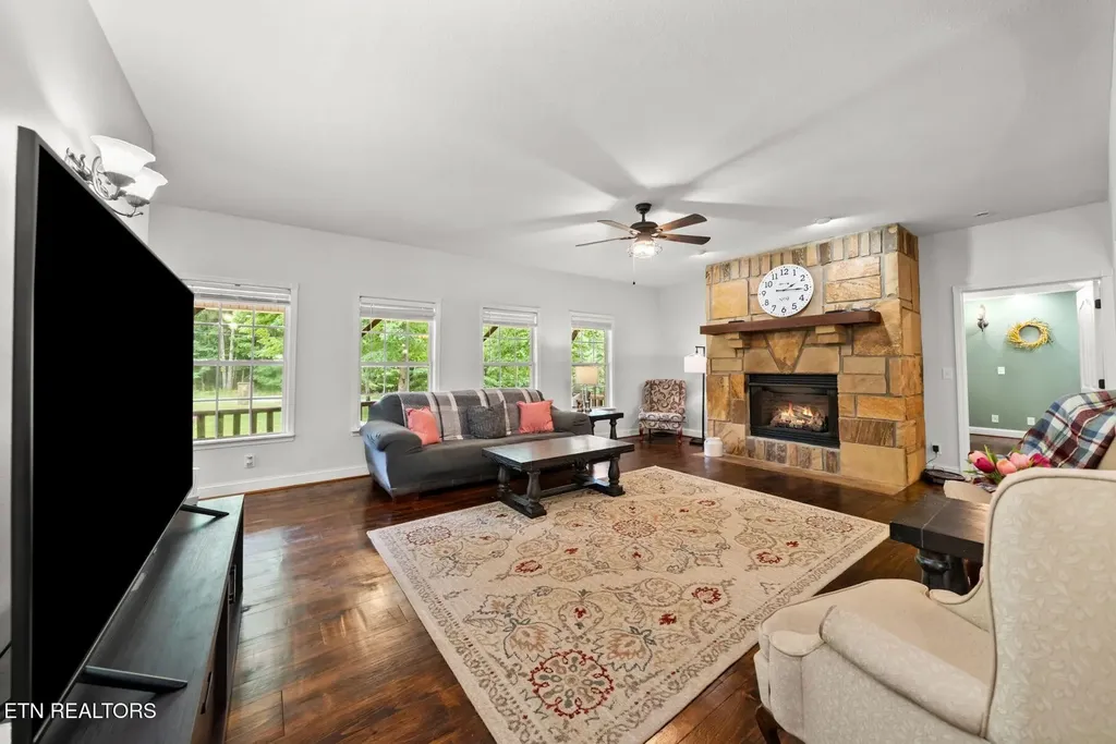 1035 Gray Eagle Drive Crossville TN 38572