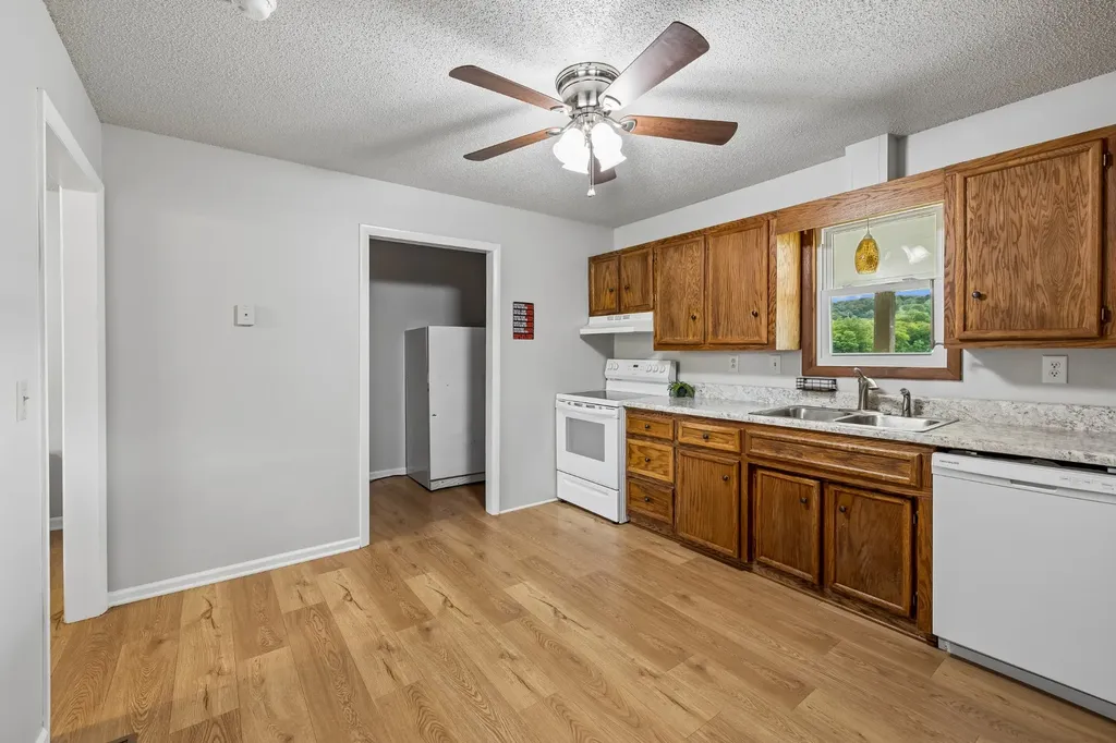54 Hickman Highway Gordonsville TN 38563