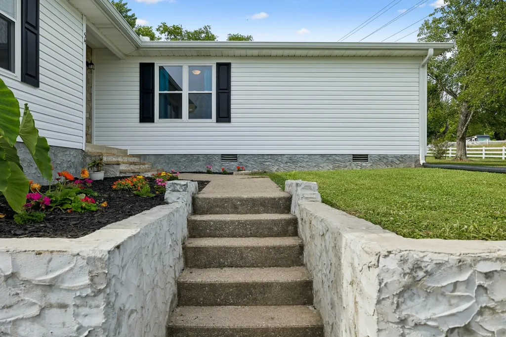 54 Hickman Highway Gordonsville TN 38563