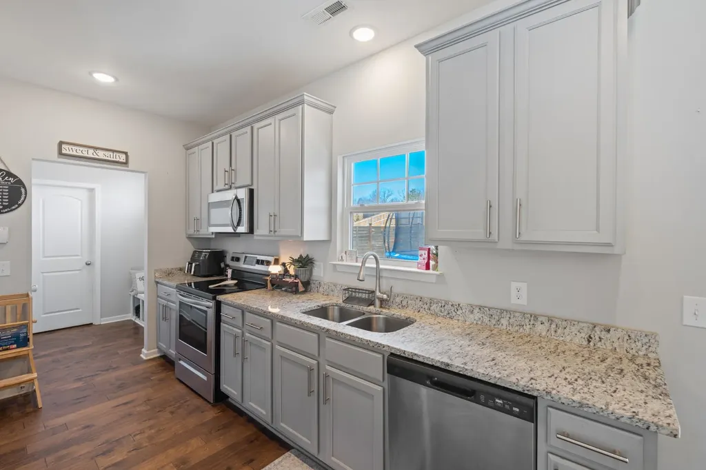 714 Monarchos Bend Burns TN 37029