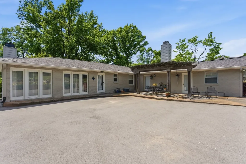 114 Bellevue Dr, S Nashville TN 37205