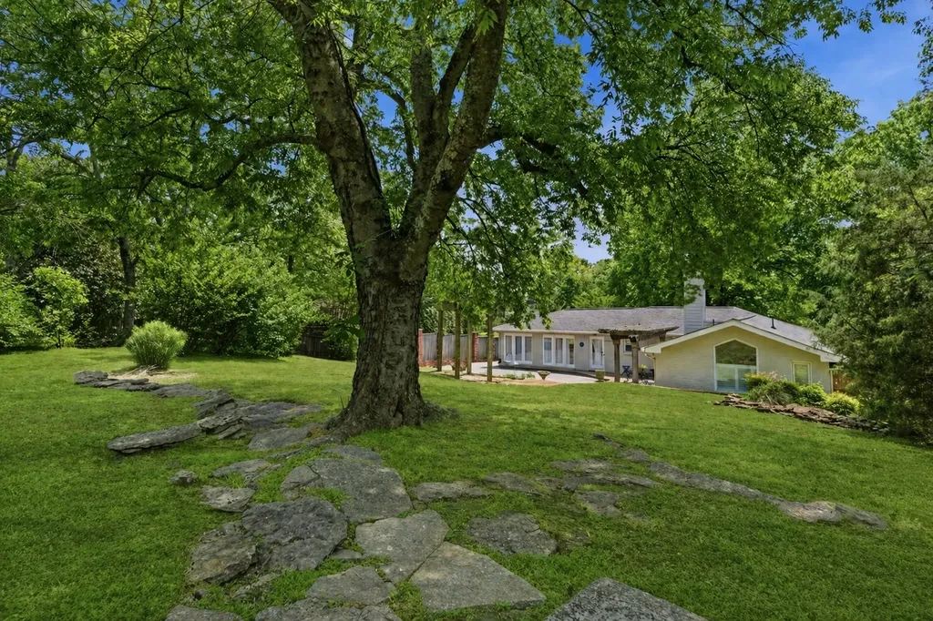 114 Bellevue Dr, S Nashville TN 37205