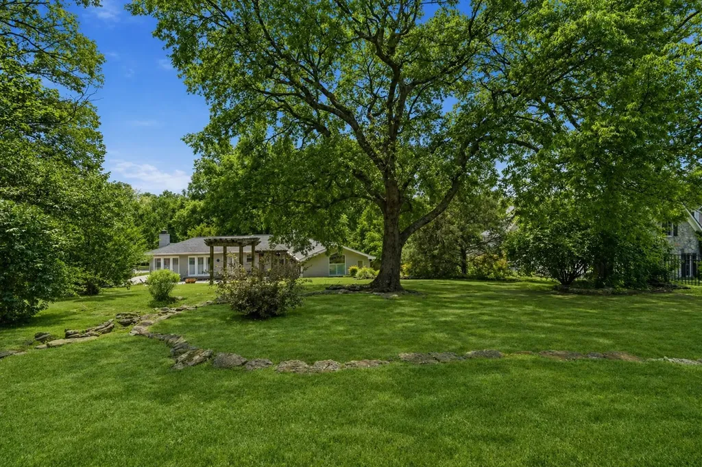114 Bellevue Dr, S Nashville TN 37205