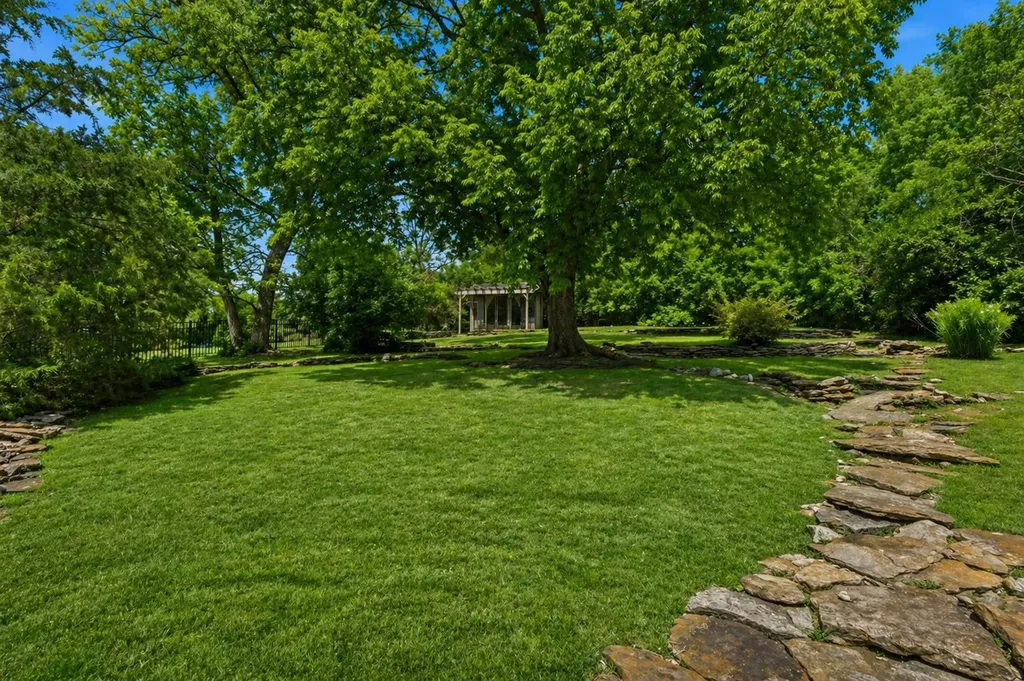 114 Bellevue Dr, S Nashville TN 37205