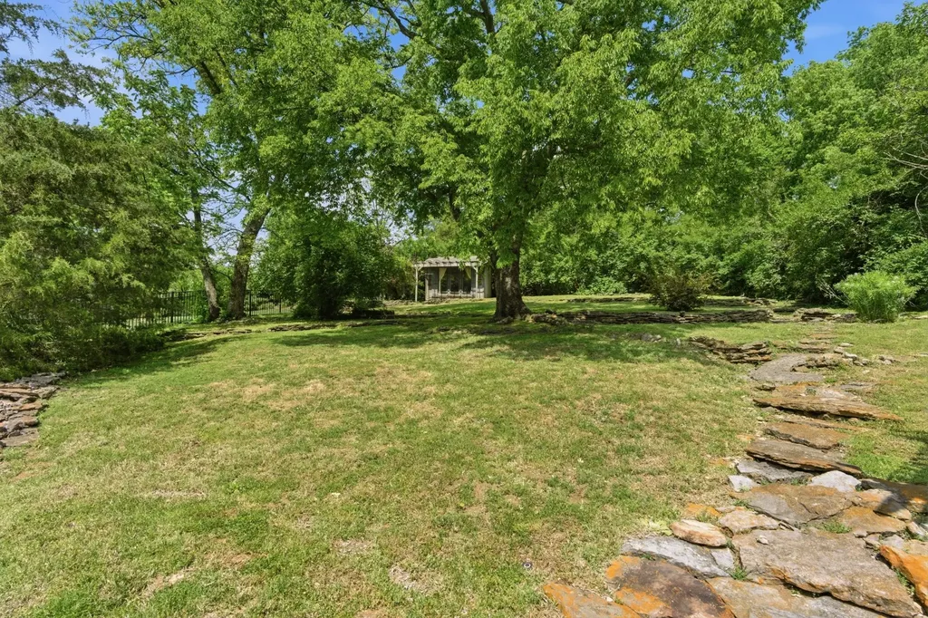 114 Bellevue Dr, S Nashville TN 37205
