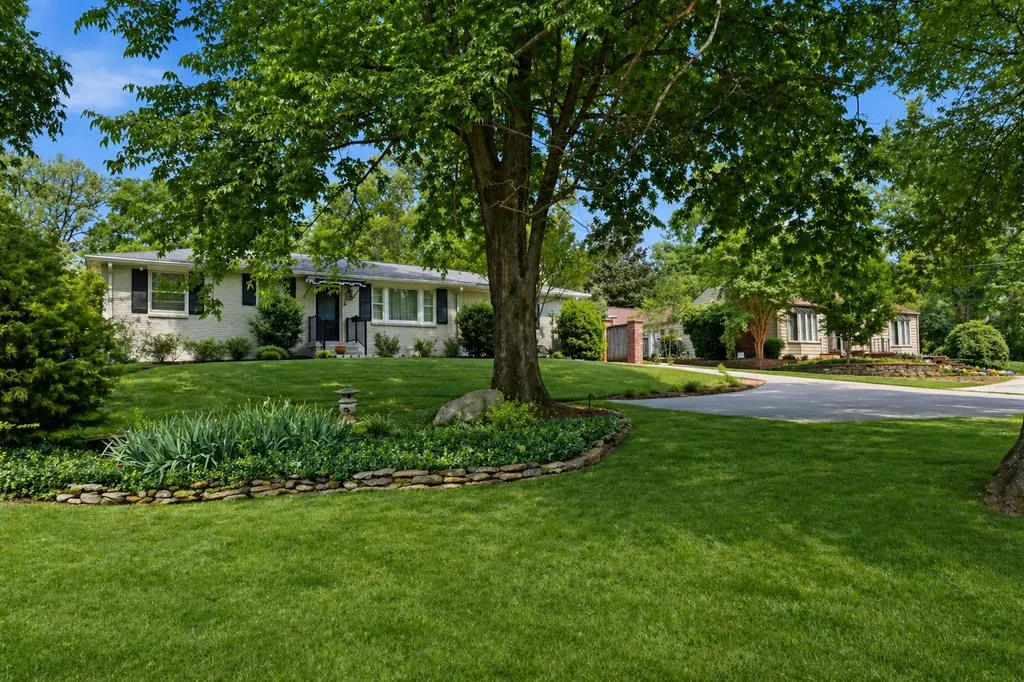 114 Bellevue Dr, S Nashville TN 37205