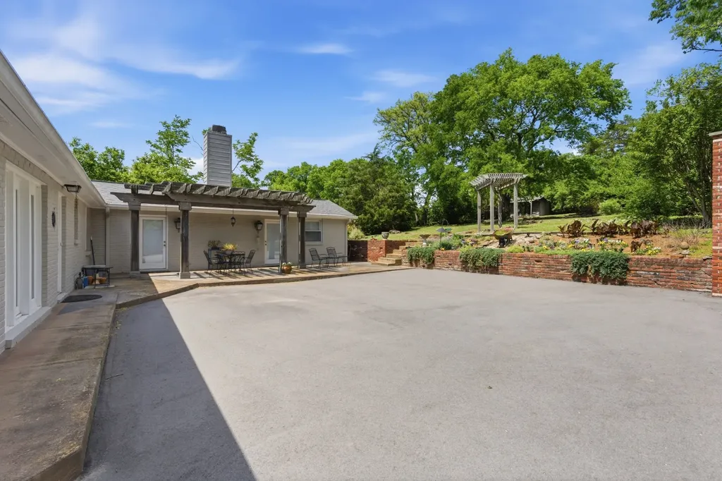 114 Bellevue Dr, S Nashville TN 37205