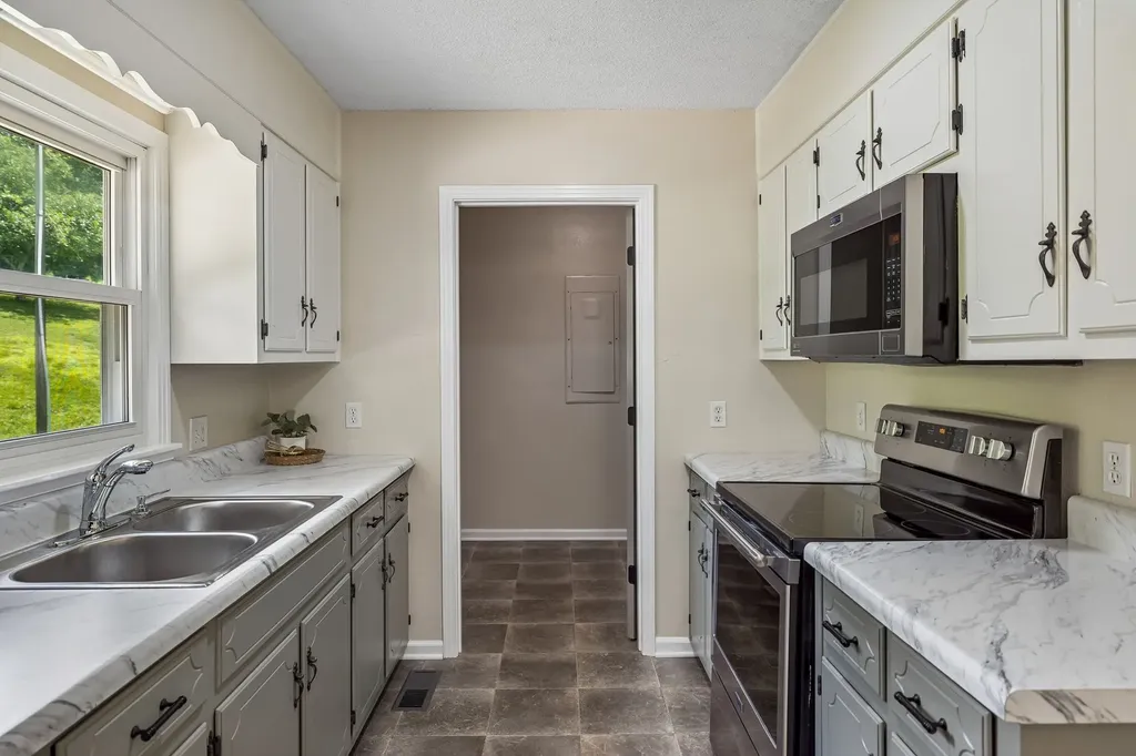 14 Morris Lane Pleasant Shade TN 37145
