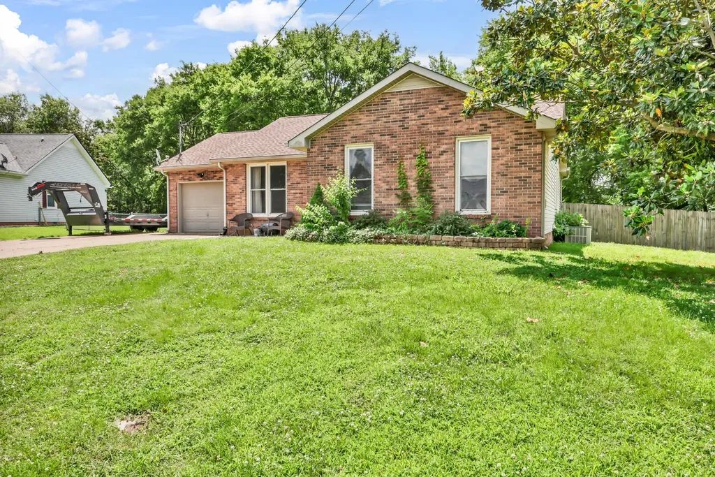1422 Honeysuckle Lane Clarksville TN 37040