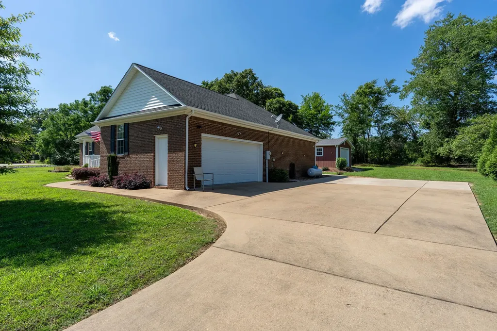 153 Center Point Drive Summertown TN 38483