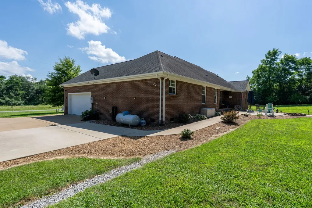 153 Center Point Drive Summertown TN 38483