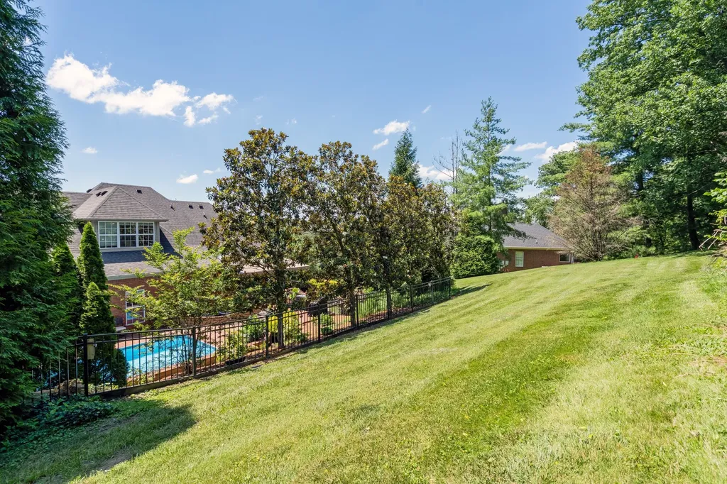 8216 W Chase Court Nashville TN 37221