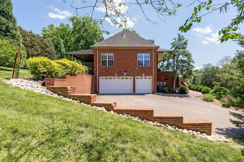 8216 W Chase Court Nashville TN 37221