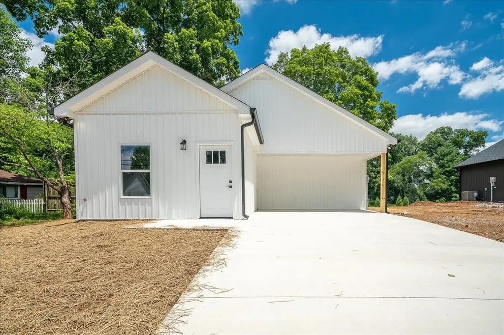 318 1st Avenue Lawrenceburg TN 38464