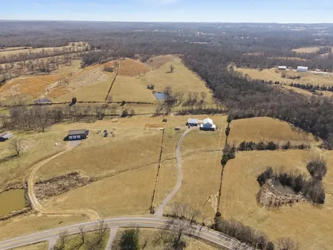 1528 Fairfield Road Westmoreland TN 37186