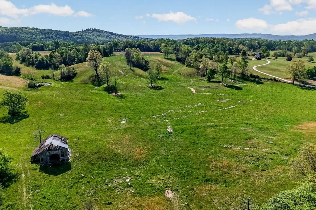 515 Jericho Road Quebeck TN 38579