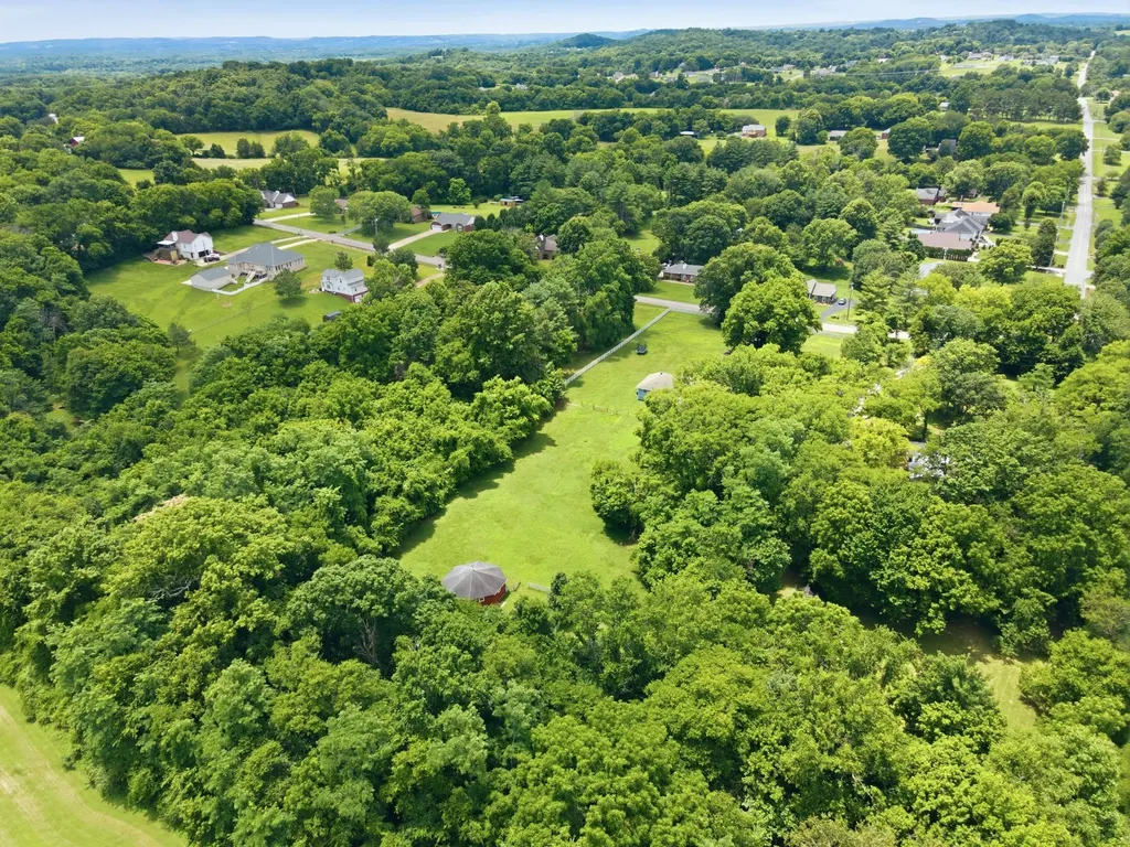 1061 Cliff White Road Columbia TN 38401