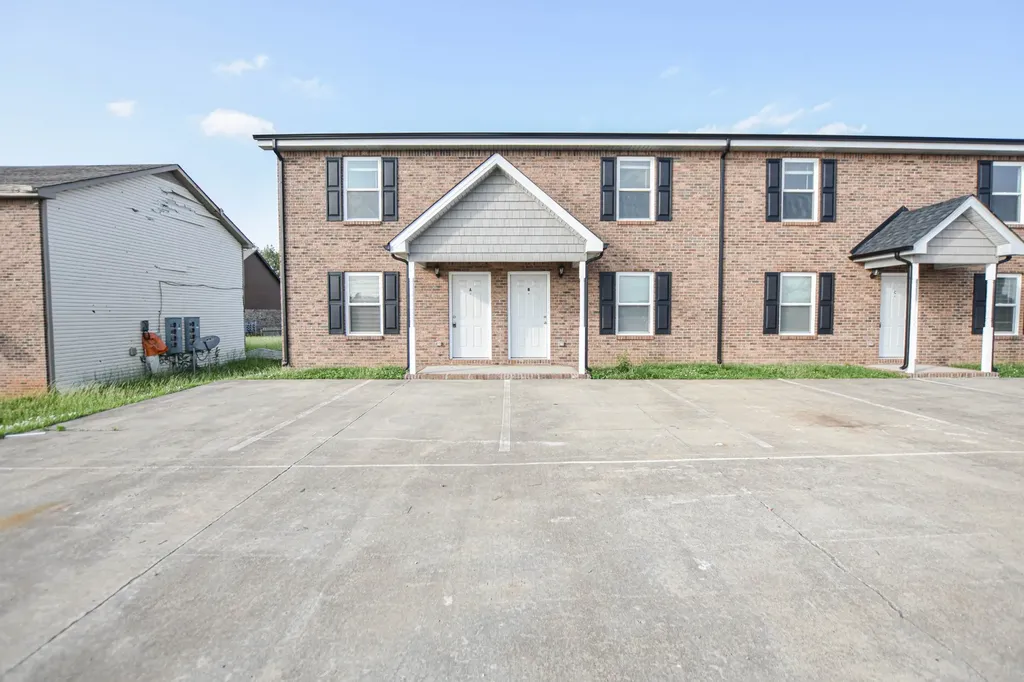 1030 W Creek Coyote Trail Clarksville TN 37042