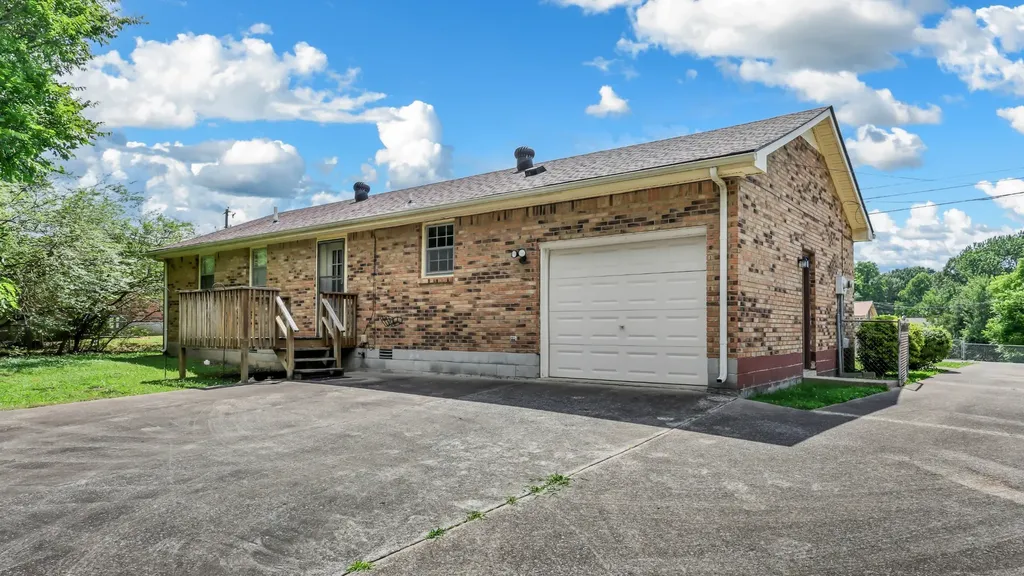 2706 Dove Court Clarksville TN 37040
